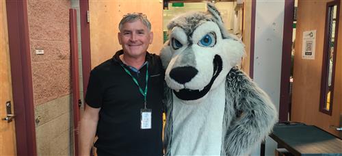 Deron standing with mascot